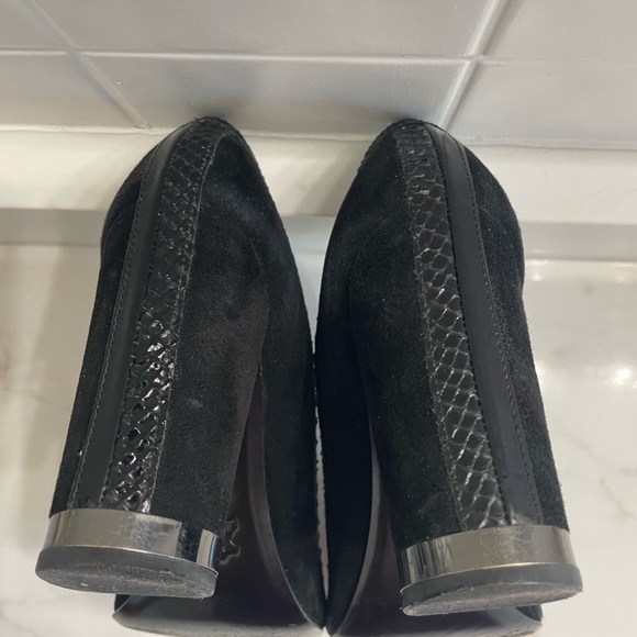 Tory Burch Signature Logo Suede Pumps with Patent Leather Trim - Size 8 - Picture 6 of 7